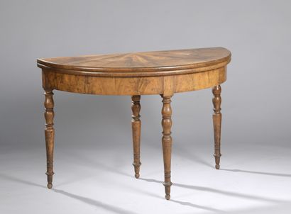 TABLE demi lune - XIXe siècle Half moon table with a folding top revealing a radiant...