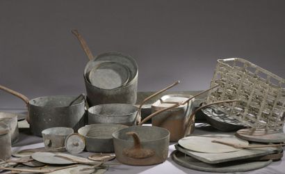 null Important copper cookware early 19th century including pots, trays,

dishes,...