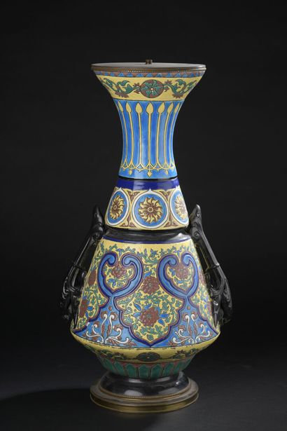 Attribué à Théodore DECK 
Vase en céramique...