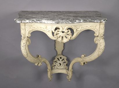  Console en bois mouluré sculpté et laqué à décor de coquille, d'époque Louis XV...