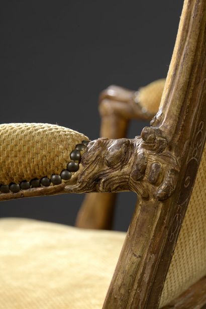 null 
Paire de larges fauteuils à la reine en bois mouluré, sculpté et doré estampillés...
