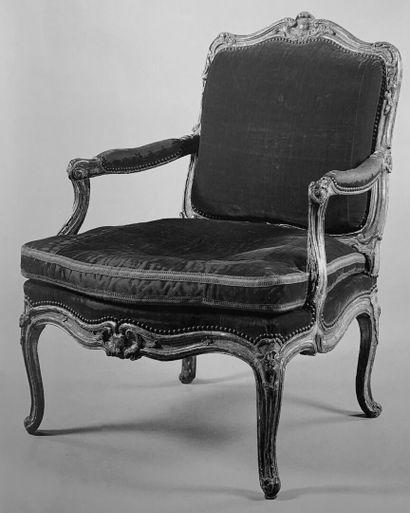  Paire de larges fauteuils à la reine en bois mouluré, sculpté et doré estampillés...