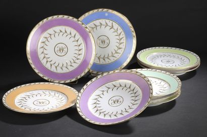 null PARIS, XIXe siècle

Onze assiettes à dessert en porcelaine à décor en or au...