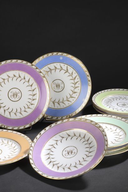 null PARIS, XIXe siècle

Onze assiettes à dessert en porcelaine à décor en or au...