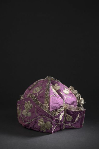  Interior cap for man, Louis XV period, with four quarters in points and edges 
underlined...