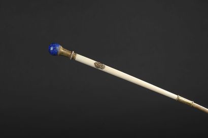 null Ivory whip with lapis lazuli pommel

lazuli, gold frame with a crown.

L. 61,5...