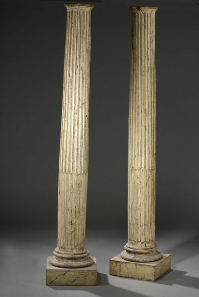Paire de colonnes cannelées en chêne mouluré...