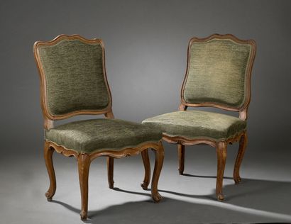  Paire de chaises en bois mouluré par NQ Foliot d'époque Louis XV 
À dossier chantourné,...