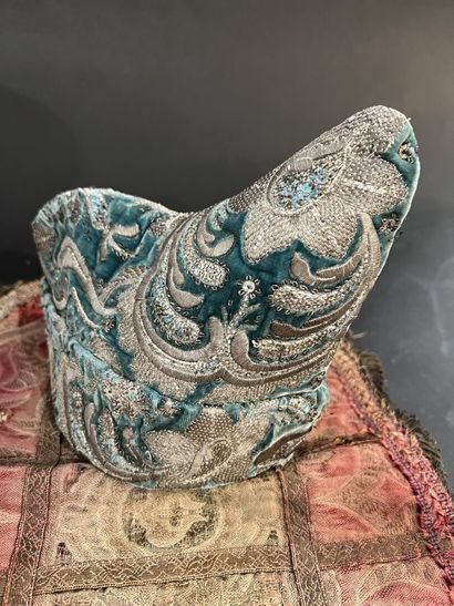 null Cap of statue realized from panels of silk velvet embroidered with silver threads

of...