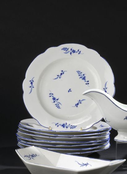 null ARRAS or TOURNAI, 18th century

Suite of eight dinner plates and five soup plates...