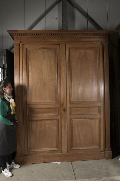 null Armoire de château en noyer mouluré et sculpté, fin du XVIIIe-début du XIXe...