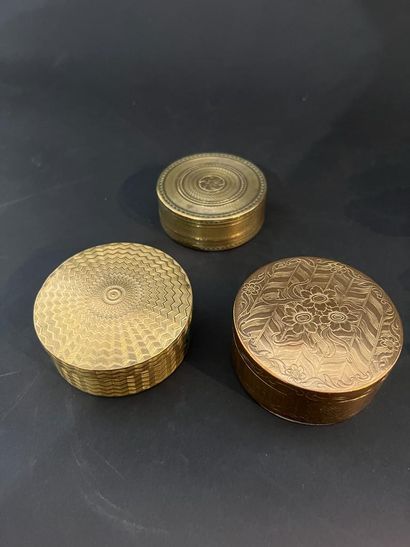 null Set of three round snuffboxes in pomponne, 18th-19th century

Accidental.

D....