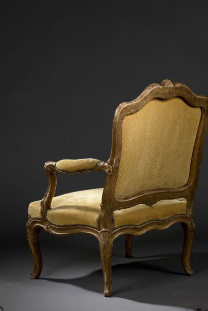  Paire de larges fauteuils à la reine en bois mouluré, sculpté et doré estampillés...