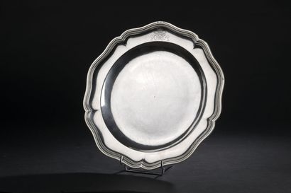 null Silver dish by Edme Pierre Balzac, Paris 1752

With net moldings, decorated...