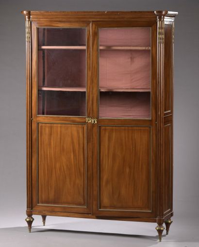 null Bookcase in flamed and speckled mahogany from the Louis XVI period.

It opens...