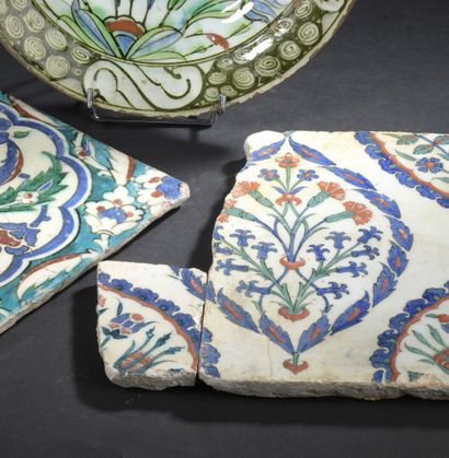 null Beaux fragments de carreaux Iznik

Pâte siliceuse à décor polychrome peint sous...