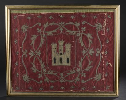  Panneau brodé à décor héraldique, Espagne, XIXe siècle, satin de soie cerise brodé...