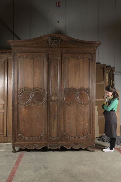 null Castle cabinet in molded and carved oak late 18th century

With two doors, pediment...