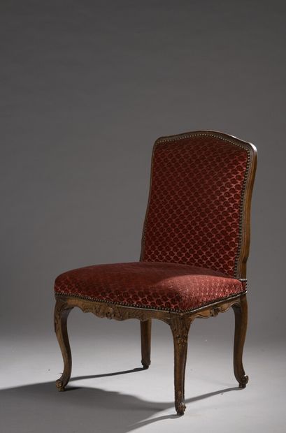  Chaise en bois mouluré d'époque Louis XV attribuée à Nicolas Foliot 
À dossier plat...