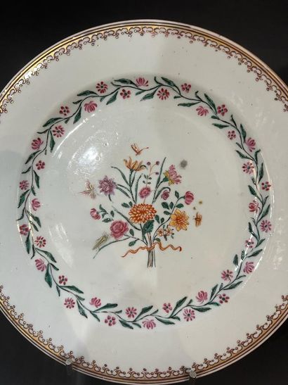 null COMPAGNIE DES INDES, XVIIIe siècle

Une assiette à décor de bouquets de fleurs,...