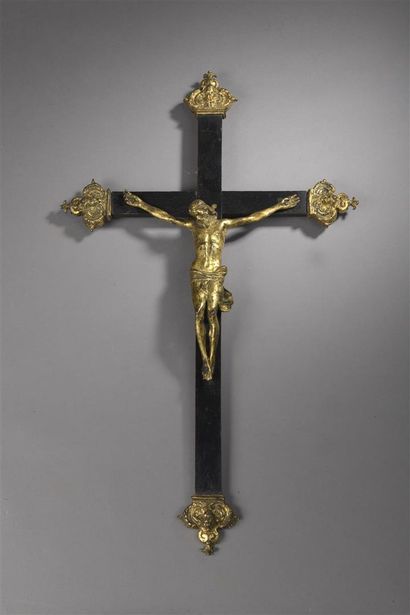 null Crucifix avec Christ en bronze doré et croix en bois noirci, XVIe siècle

Extrémités...