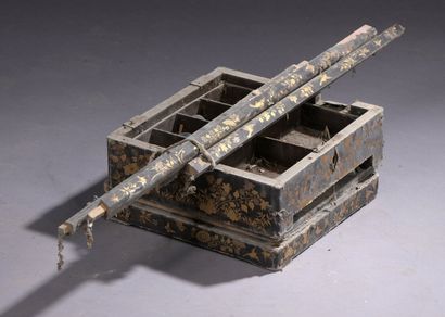 Petite table en bois laqué noir, Japon, XIXe...
