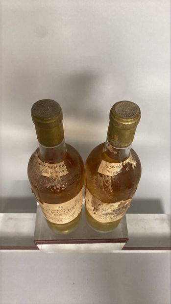 null 2 bottles Château LAVILLE HAUT BRION - Grand cru de Graves 1952 Stained and...