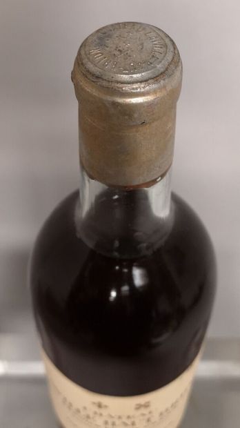 null 1 bottle Château LAVILLE HAUT BRION - Grand cru de Graves 1953 Label slightly...