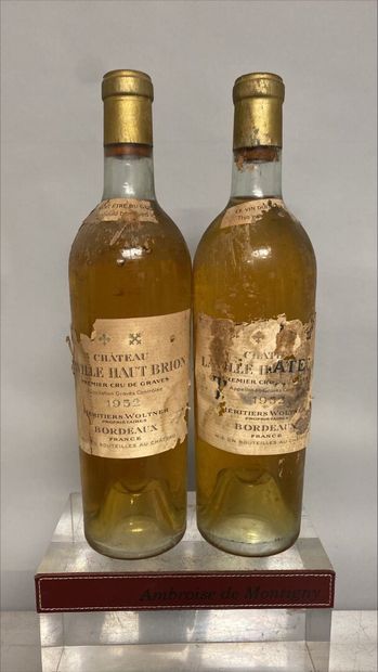 null 2 bottles Château LAVILLE HAUT BRION - Grand cru de Graves 1952 Stained and...