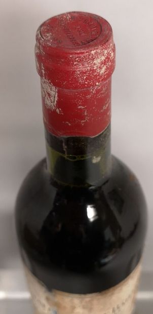 null 1 bottle Château HAUT BAILLY - Grand cru de Graves 1981 Stained and damaged...