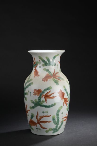 null Chine, XXe siècle

Vase en porcelaine à décor de poissons 

Marqué

H.38 cm