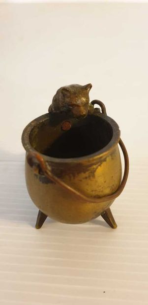 null VIENNE, XIXème siècle 

Petit bronze représentant un chat suspendu à une marmite....