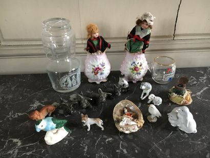 null MANNETTE

Lot of various trinkets including : a pair of small earthenware pots...