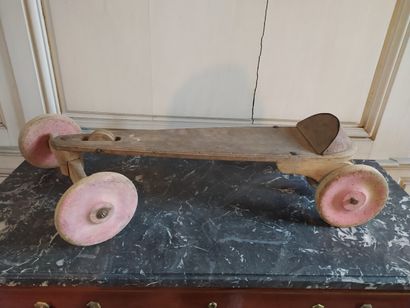 null Natural wood skateboard, 19th century

Pulley and spring system. 

H. 19 W....