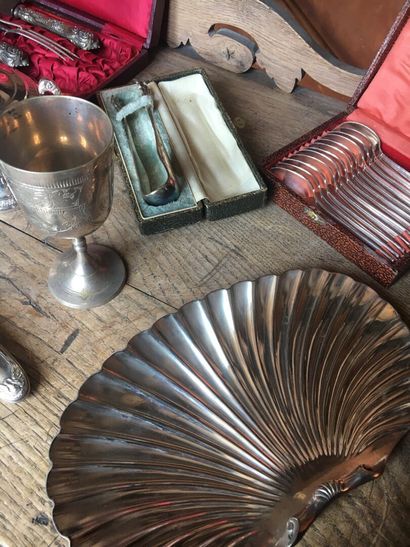 null Lot of silver, silver plated and pewter utensils including : 

- A plate warmer...