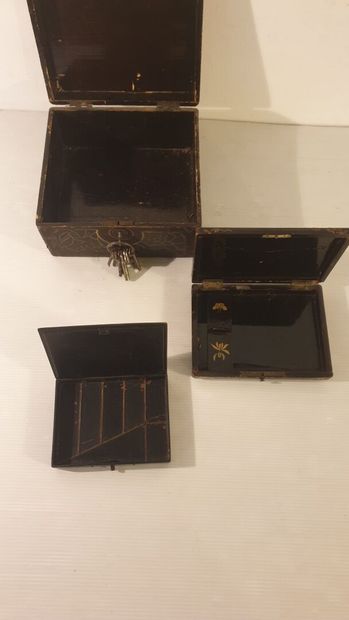 null Set of three wooden boxes in the taste of China. 

H. 11, L. 20, D. 19 cm (the...
