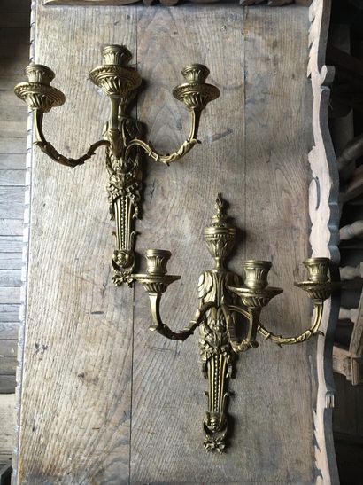 null A pair of three branches gilt bronze sconces in the Louis XV style

H. 46 c...