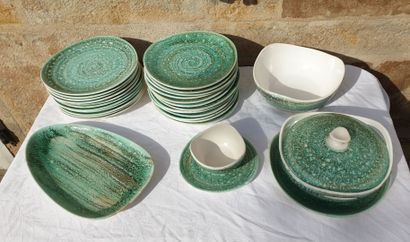 null NIDERVILLER, 1970

24 plates (D. 25cm), dishes and various.
