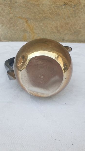 null Silver coffee pot, Minerva mark, ebony side handle.

H.14 cm

Weight : 232g...