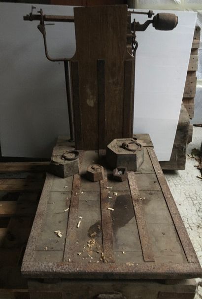 null Oak grain scale, c. 1950

Three cast iron weights are attached.

H. 80 L. 84...