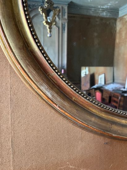 null Oval mirror, gilded wood frame.

72 x 86 cm