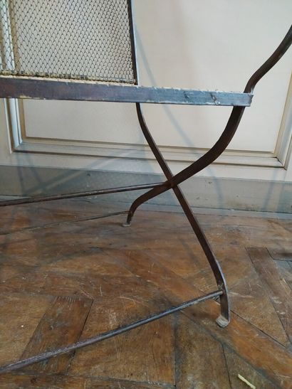 null Pair of wrought iron armchairs, 19th century

Caned seat, mesh back.

H. 95...