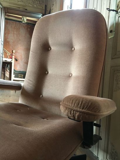 null Resting armchair, circa 1970

H. 104, L. 81, D. 115 cm



A magazine holder...