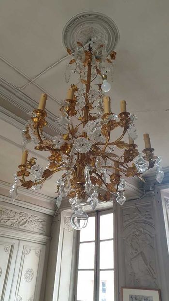 null Crystal and gilt bronze chandelier 

With foliage decoration 

H. 120 cm