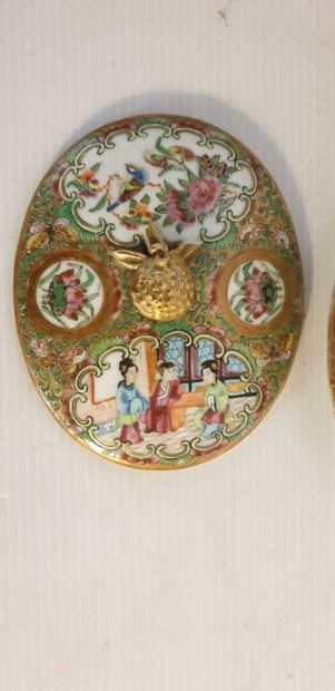 null CHINA, 19th century

Canton porcelain butter dish, decorated with a palace scene....