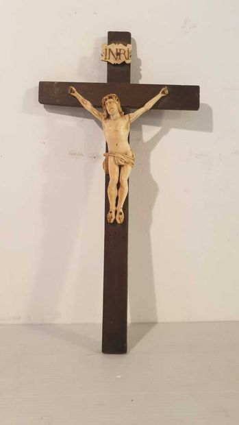 null Christ en ivoire sur une croix

H. 34 cm