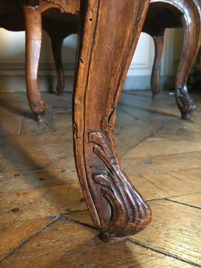 null Suite de six fauteuils en bois mouluré et sculpté d'époque Louis XV

A dossier...