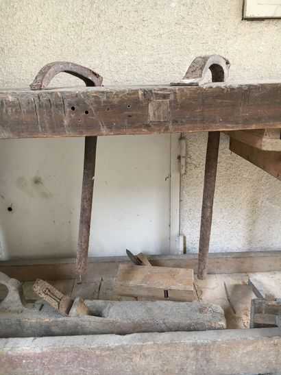 null Workbench in beech, 20th century

Opening to a drawer, two presses and a vice.

Two...
