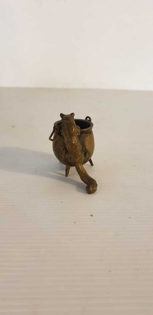 null VIENNE, XIXème siècle 

Petit bronze représentant un chat suspendu à une marmite....