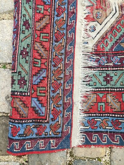 null CAUCASUS, XXth century

Wool carpet with three medallions decorations

276 x...